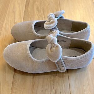 Velvet girls dress shoe with bow Velcro closure.